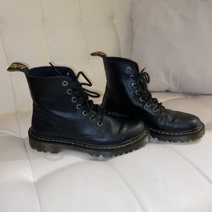 DOC MARTEN COMBAT BOOTS